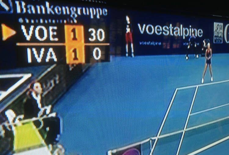 VOE vs. IVA - voestalpine vs. IVA? (Stefanie) VOEgele gegen Ana IVAnovic beim WTA-Turnier in Linz, voestalpine auf dem Bild als Sponsor zwischen dem Insert und Ana Ivanovic