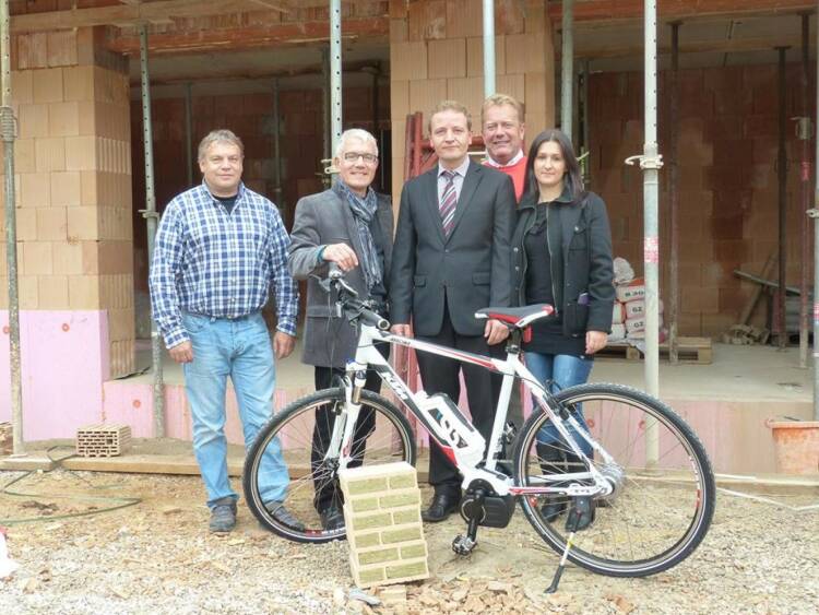 Das sechste Wienerberger eBike landete bei Familie Höller in Kirchdorf. Im Oktober werden noch vier eBikes im Wert von jeweils 2200 Euro verlost http://www.wienerberger.at/energieeffizientes-bauen/wienerberger-e4-gewinnspiel-2013.html