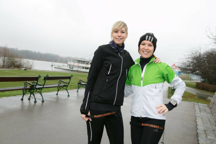 Die beiden Lauffrau Coaches Anita Miedl und Gabi Görtler mit dem neuen Runplugged Startnummernband. Siehe auch: http://lauffrau.at/
