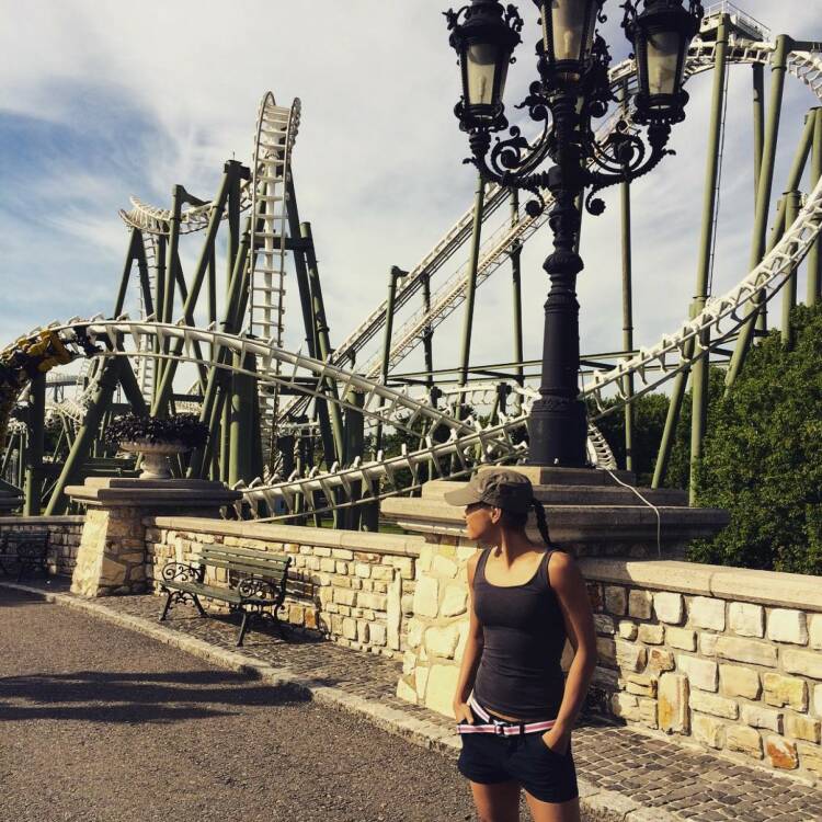 Annabelle Mary Konzcer Rollercoaster Achterbahn