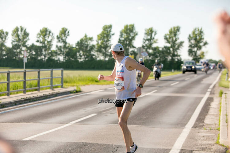 Evgenii Glyva, Sieger Österreich Wings for Life Worldrun 2016, umdrehen, zurück, zurück schauen, Rückblick